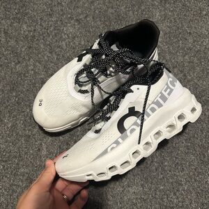 On cloud black & white athletic shoe size 8